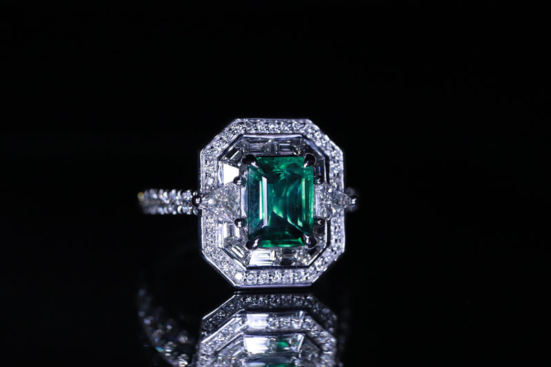 The Manhattan Diamond Ring With Emerald Centre