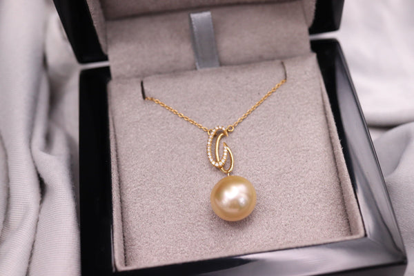 South Sea Pearl and Diamond Necklace in 18K Yellow Gold