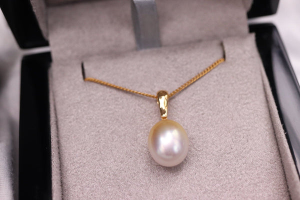 South Sea Pearl Pendant in 18K Yellow Gold