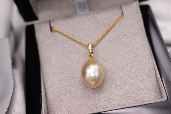 South Sea Pearl and Diamond Pendant in 18K yellow gold